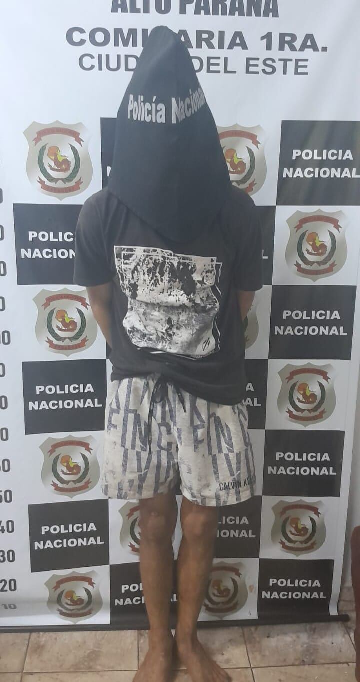 Policías detuvieron a un hombre en supuesta flagrancia en el interior de una vivienda, según el denunciante. Foto: Gentileza