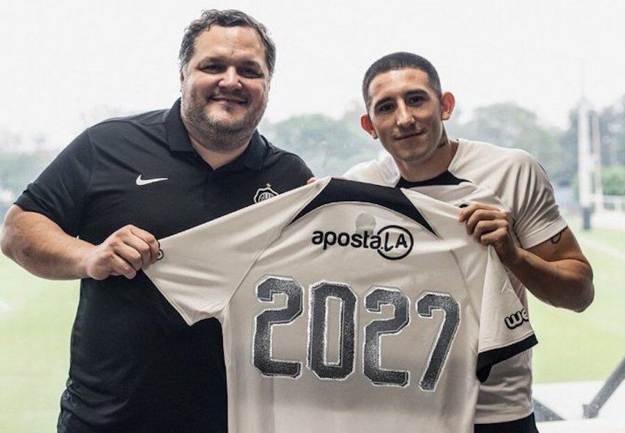 Facundo Zabala junto con el presidente Rodrigo Nogués luego de la
firma de su contrato.FOTO: CLUB OLIMPIA