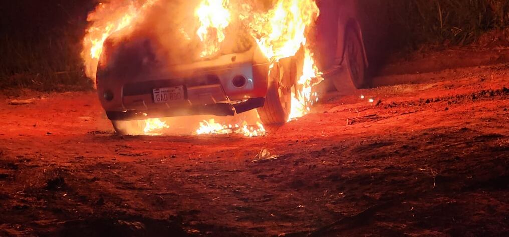 Uno de los dos vehículos utilizados por la banda que asaltó y llevó de rehén al propietario de una recicladora de Ciudad del Este. Foto: Gentileza