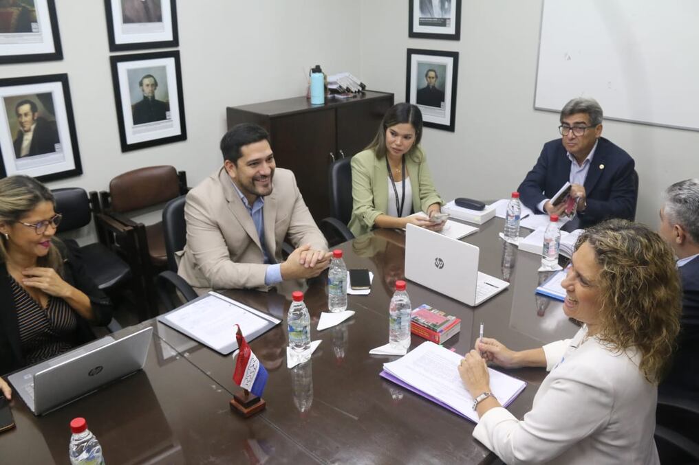 El diputado Espínola acudió con su abogada en la reunión encabezada por colegas de su mismo movimiento. Foto: Gentileza
