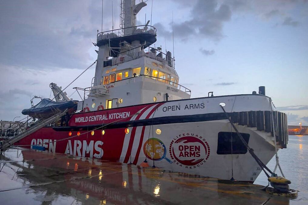 Tras días de navegación por un corredor marítimo abierto por iniciativa de la Unión Europea, el Open Arms llegó y comenzó a descargar las 200 toneladas de víveres, que son vitales para la supervivencia de los gazatíes. Foto: AFP