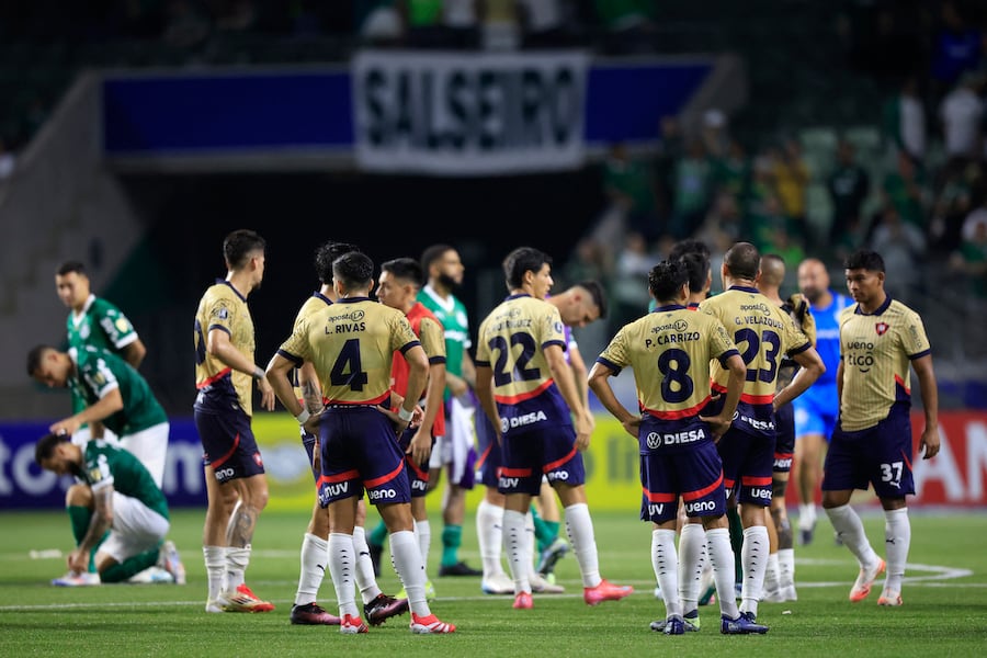Los futbolistas de Cerro Porteño sufrieron actos de racismo en el juego ante el Palmeiras.FOTO: AFP