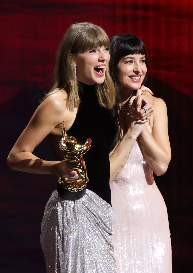 Taylor Swift y Dakota Johnson. Foto: Kevin Winter / Getty Images via AFP