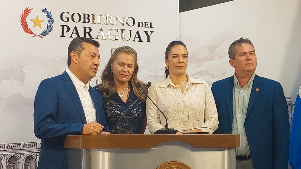 El gobernador de San Pedro, Freddy D`ecclesiis, junto a las titulares de Salud Pública y MOPC anunciaron la transferencia del inmueble para la construcción del futuro hospital general en Santaní. Foto: Gentileza