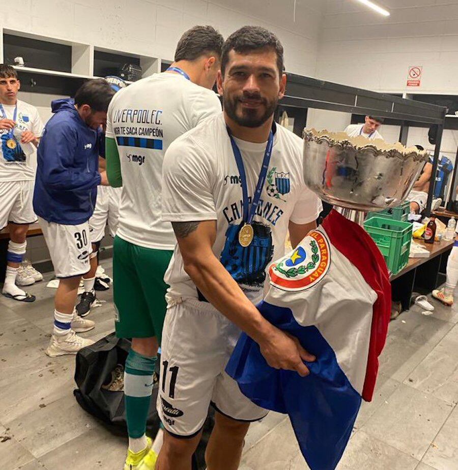 Miguel Samudio, lateral paraguayo, sostiene el trofeo.FOTO:@MIGUEL SAMUDIO