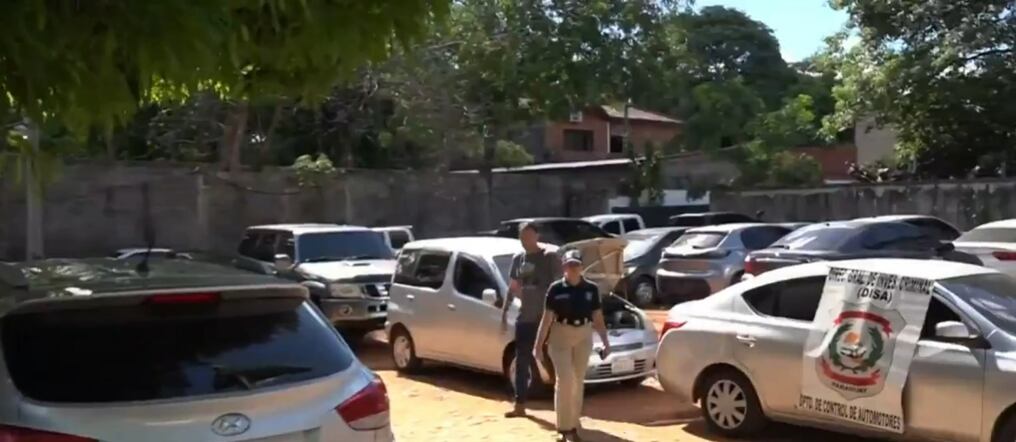 Uno de los autos no está registrado a nivel nacional y se presume que burló varios controles para su ingreso. Foto: Captura de pantalla