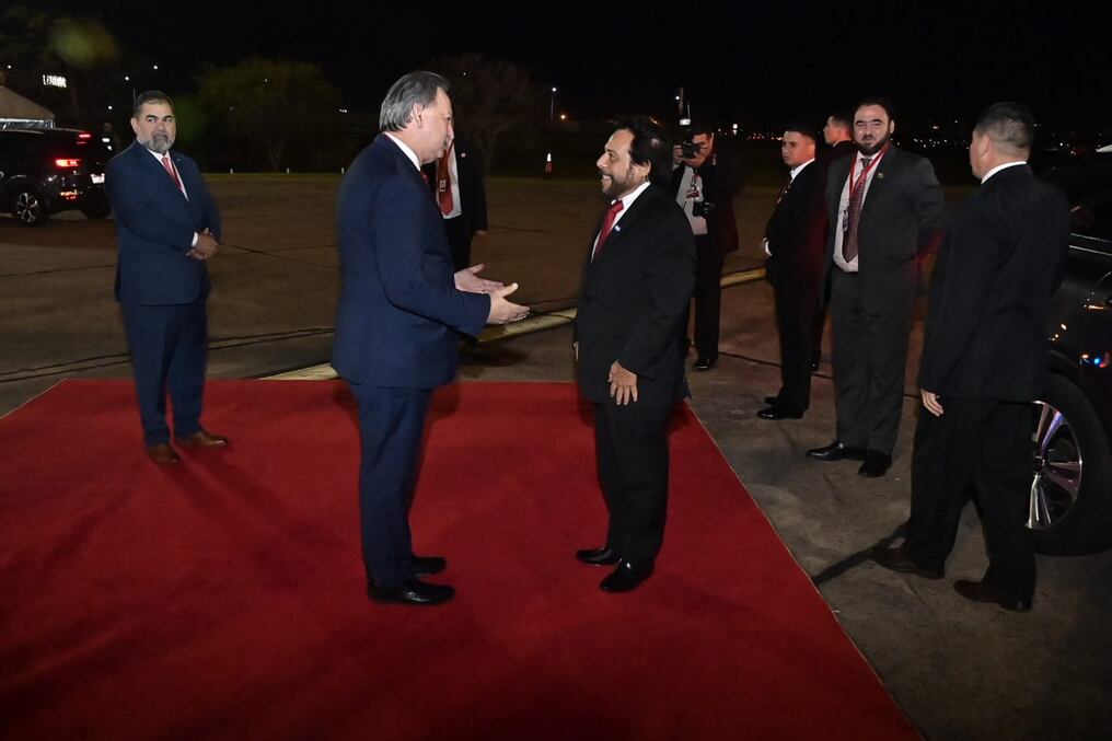 El embajador Raúl Silvero fue el encargado de recibir esta madrugada a Félix Ulloa, el primer dignatario presente para el traspaso de mando. Foto: @mreparaguay