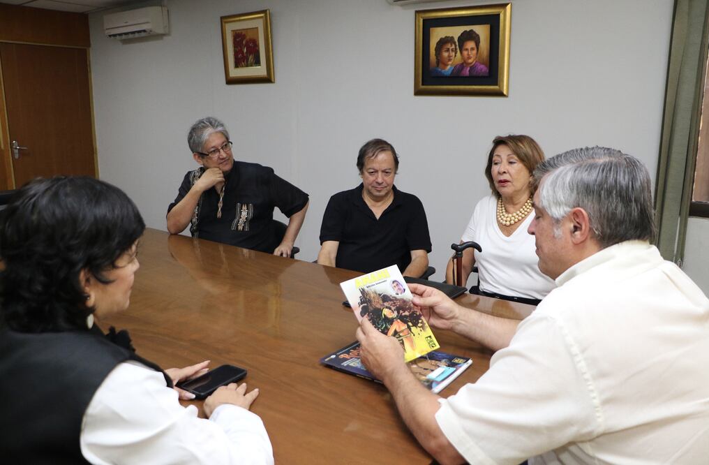 Luis Ramírez se reunió con referentes literarios para conocer la obra del célebre escritor paraguayo. Foto: Gentileza