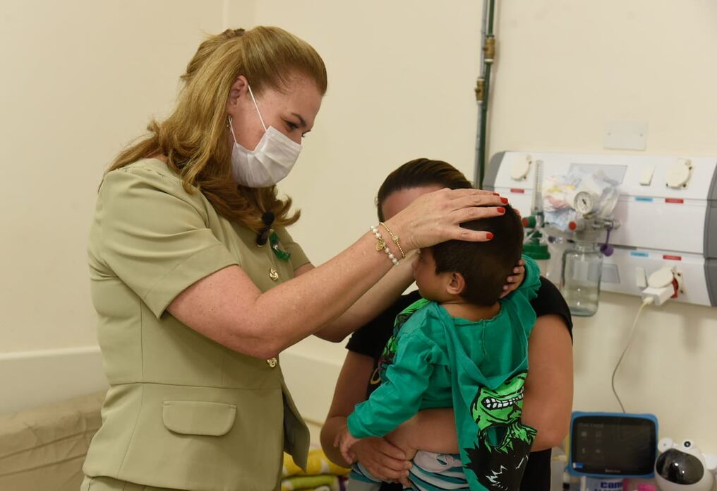 La ministra de Salud, María Teresa Barán, informó sobre la admisión al Hospital Garrahan, de Argentina, a la madre del pequeño, Liz Natalia Martínez, quien recibió la noticia con emoción y agradecimiento. Foto: Gentileza