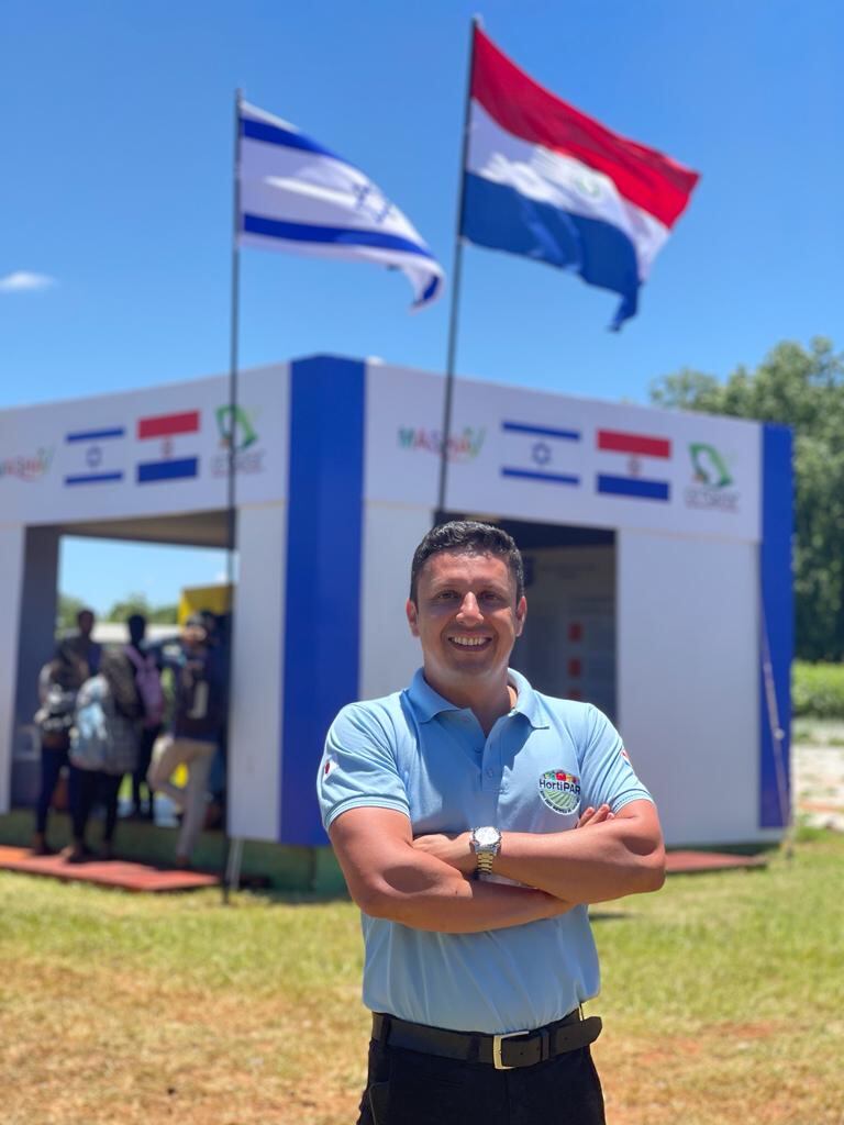 El director de Cetapar, Edgar Figueredo, destacó el importante apoyo de la embajada de Israel en el sistema de riego por goteo que beneficia a muchos productores en el campo. Foto: Archivo