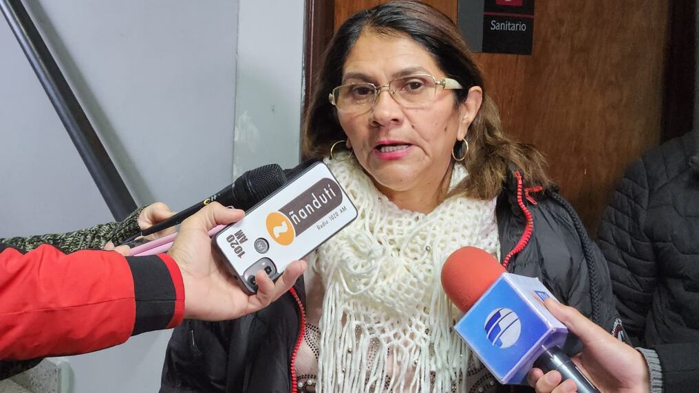 La señora Obdulia Florenciano dio unas palabras a los medios, luego de su encuentro con el Fiscal General del Estado. Foto: Gentileza