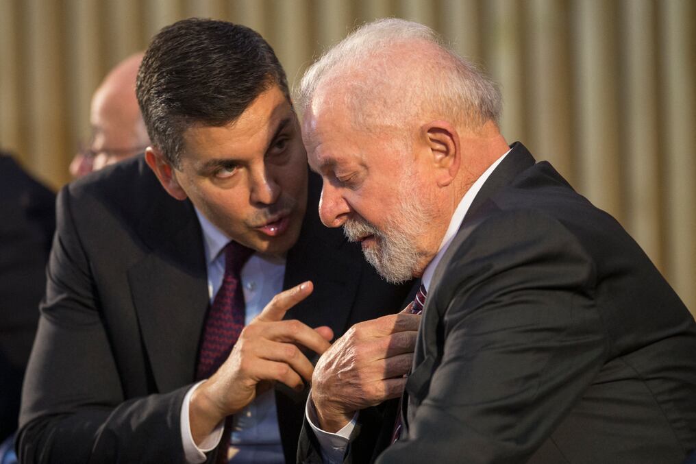 El presidente de la República, Santiago Peña, alegó que Paraguay debe mantener una postura férrea en la defensa de sus intereses ante acciones ilegales similares a lo cometido por Brasil. Foto: AFP