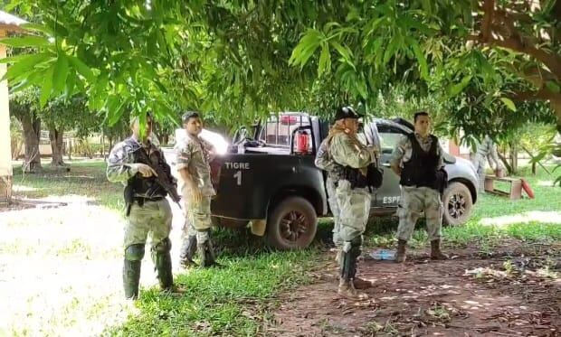 Intervención policial en el establecimiento agrícola tras enfrentamiento entre guardias de la firma KLM S.A. e indígenas. El móvil policial tiene rastros de bala al ser recibidos los policías a tiros cuando llegaron al lugar. FOTO: GENTILLEZA
