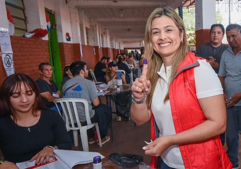Diana Recalde al momento de su votación. Tras finalizar el escrutinio total de las mesas de votación, la dirigente resultó ganadora como candidata oficial del Partido Colorado. Foto: Gentileza