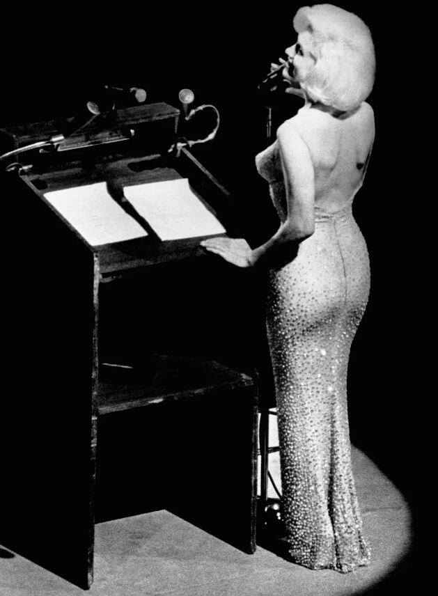Marilyn Monroe cantando “Happy Birthday” al presidente de los Estados Unidos, John F. Kennedy en una gala en New York, en 1962.