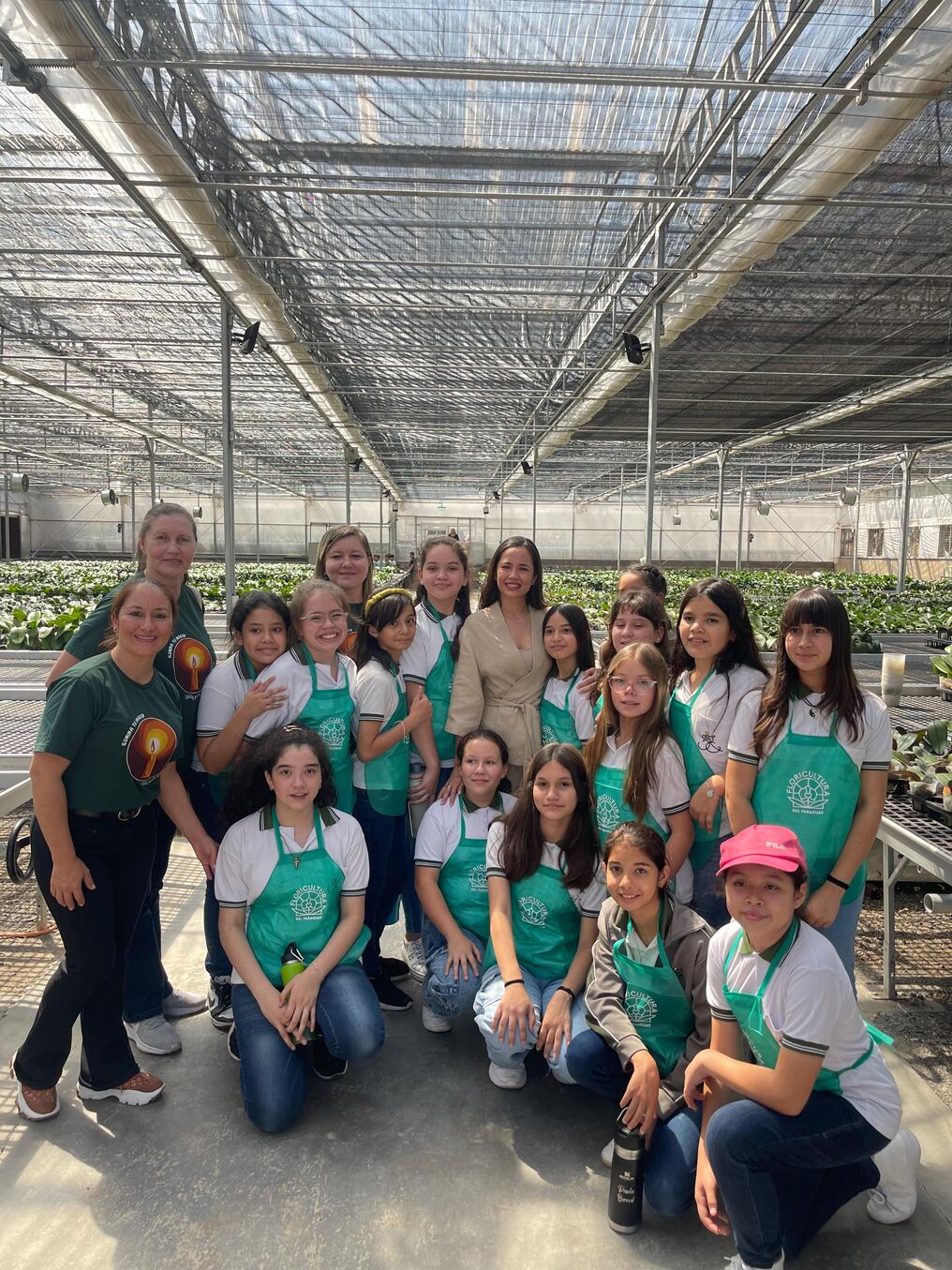 Con el objetivo de fomentar el aprendizaje y la conciencia sobre la industria florícola, la empresa Floricultura del Paraguay recibió la visita de alumnos del 5.º grado del Colegio San Roque González. Foto: Gentileza