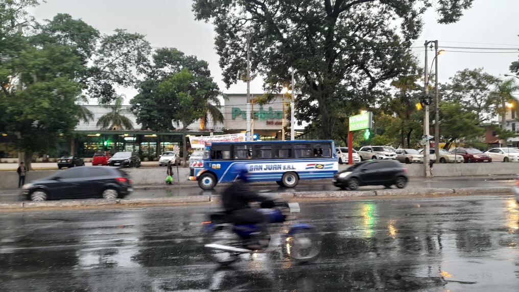 A partir de hoy aumenta la probabilidad de lluvias en el país, por lo que se tendrá un fin de semana pasado por agua. Foto: CMG/NM