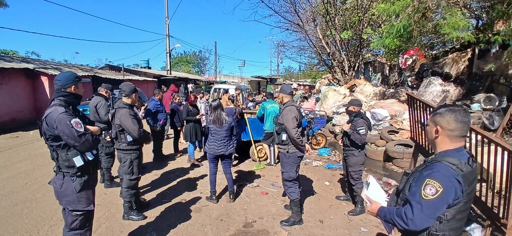Barrio Remansito, zona atracadero de Ciudad del Este. Policías acompañaron a funcionarios municipales que fueron al sitio, tras viralizarse un vídeo sobre desecho de basuras al río Paraná, desde el muelle. Foto: Gentileza