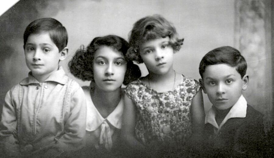 Arnaldo, Emma, Adela y Enrique Fratta Bello. Asunción, c.1925. Del libro “Relatos de barrio”. As. 2024
