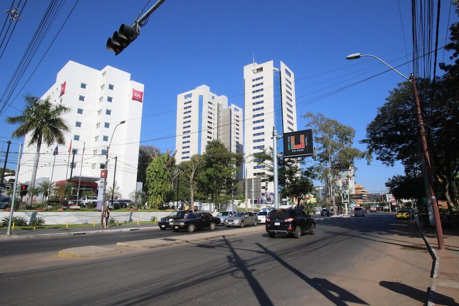 Un accidente de tránsito se registró sobre la avenida Aviadores del Chaco esquina Molas López, Asunción. Foto: Ilustrativa
