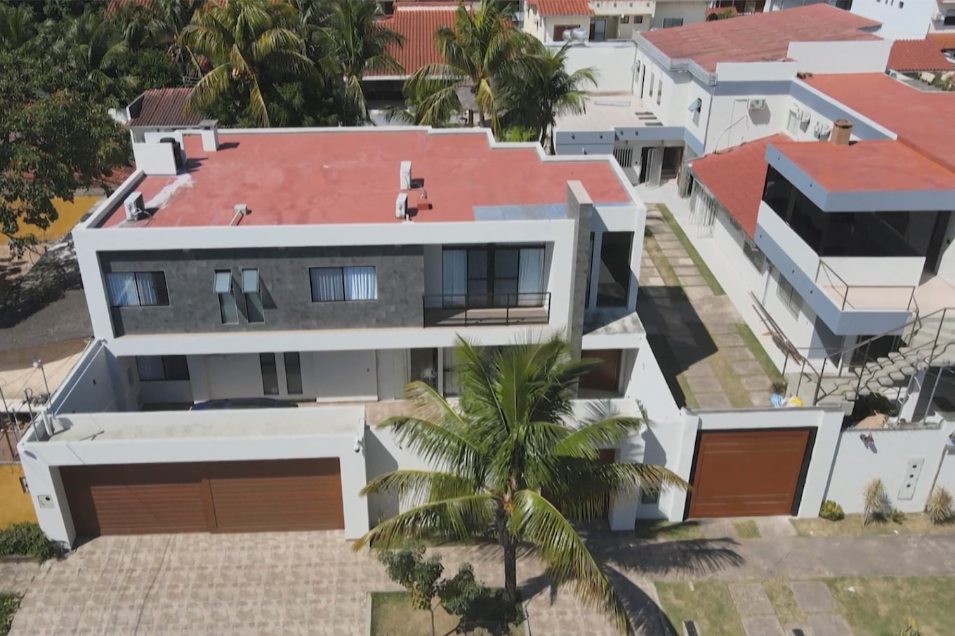 This video grab shows an aerial view of a house searched by anti-narcotics police during an operation to try to arrest Uruguayan Sebastian Marset in Santa Cruz, Bolivia, on July 30, 2023. Bolivia has mobilized more than 2,250 security agents for a manhunt of a wanted cocaine trafficker who has ricocheted around the world to elude capture, a senior official said on Sunday. The target of the hunt is Sebastian Enrique Marset Cabrera, wanted on drugs charges in his native Uruguay, Paraguay, Brazil and the United States. (Photo by Miguel Surub� / AFP)