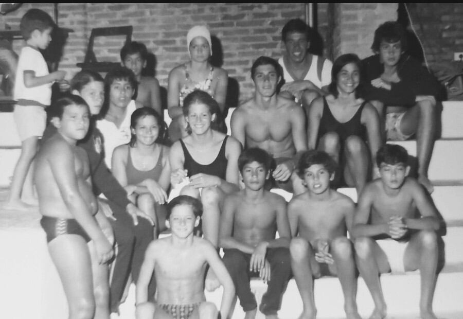 Víctor Rojas, Cano, Susy Kriskovich, Hugo Alborno, Jorge Larreinegabe, Gloria Cabral, Jorge Prono, Mónica Sagades, María Raquel Prono y David Prono. Campeones nacionales. Asunción, c.1974