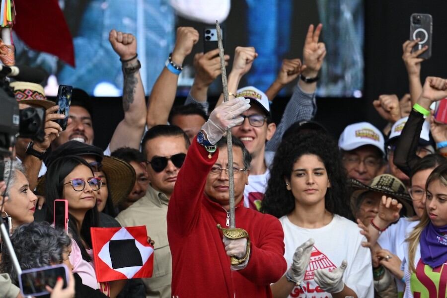 Con la espada de Simón Bolívar en la mano, el presidente colombiano Gustavo Petro defendió sus reformas de izquierda en una marcha multitudinaria para presionar al Congreso. Foto: AFP