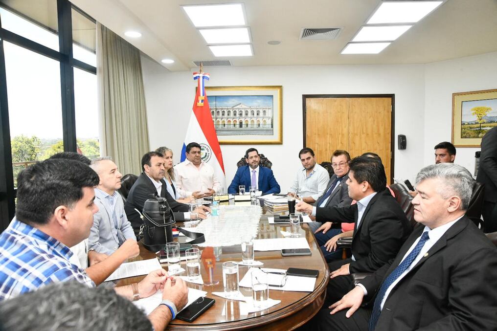 La mesa directiva en una reunión extraordinaria de la Cámara de Diputados definió impulsar el diálogo para analizar la designación del nuevo representante ante el JEM. Foto: Gentileza