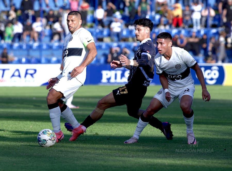 El clásico blanco y negro abre las competencias del año por el título de la Supercopa a jugarse mañana.FOTO: EDUARDO VELÁZQUEZ