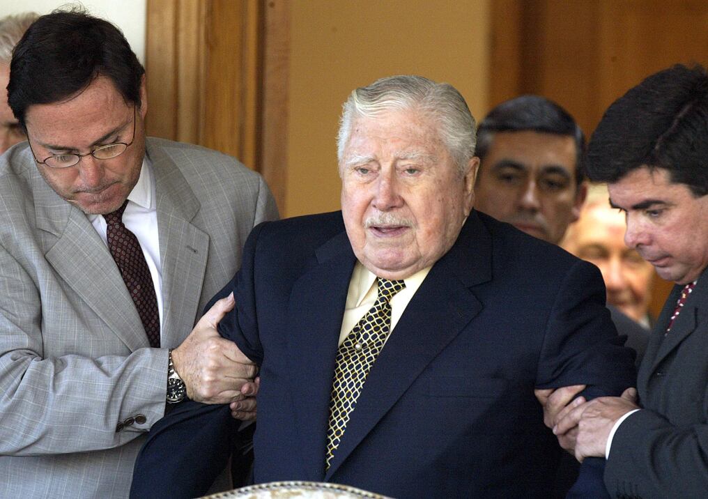 El militar, que murió en 2006 sin pisar un tribunal o cárcel por la dictadura, sigue presente 50 años después del golpe militar en Chile. Foto: AFP