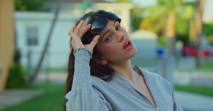 El videoclip de “La Perla”, arrasa en plataformas digitales.