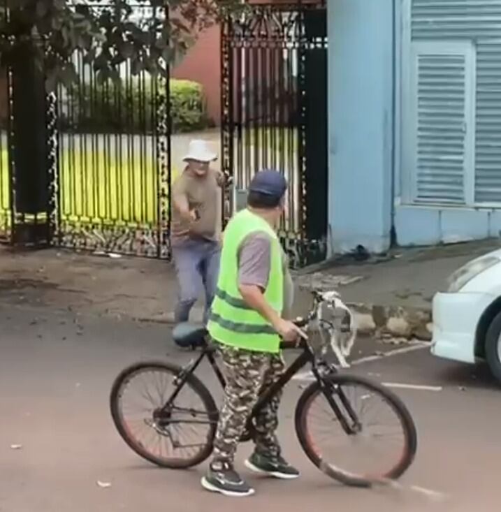 Momento en que Bartolomé Benítez Medina disparó contra la humanidad de Silvestre Garay. Foto: Gentileza