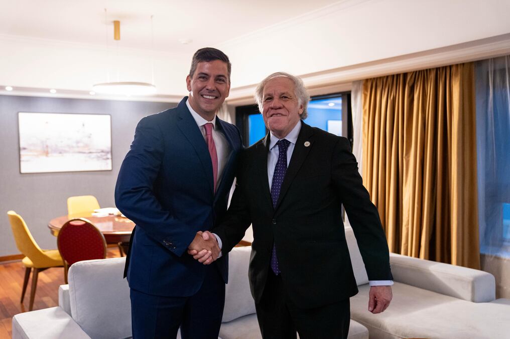 El presidente Santiago Peña y el secretario general de la OEA, Luis Almagro, coincidieron en Uruguay. Foto: Gentileza
