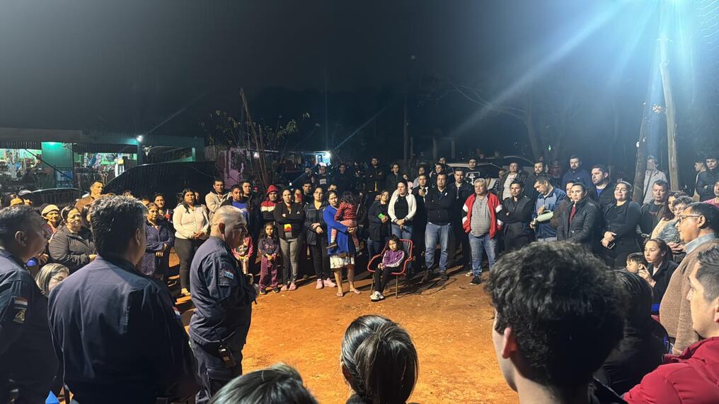 El director de Policía de Alto Paraná, comisario general inspector Feliciano Martínez Peña, en reunión con pobladores del barrio San Damián, vecinos del docente que fue herido de bala durante un asalto domiciliario. Foto: Gentileza