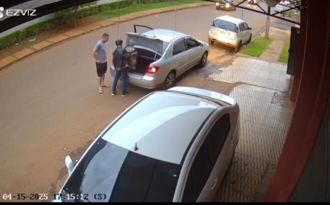Ricardo Castro Rocha, cuando dejaba su departamento con destino al aeropuerto de Foz de Iguazú, Su padre denunció su desaparición en Ciudad del Este. Policía Federal informó al padre que su hijo viajó a Moscú. Foto: Gentileza