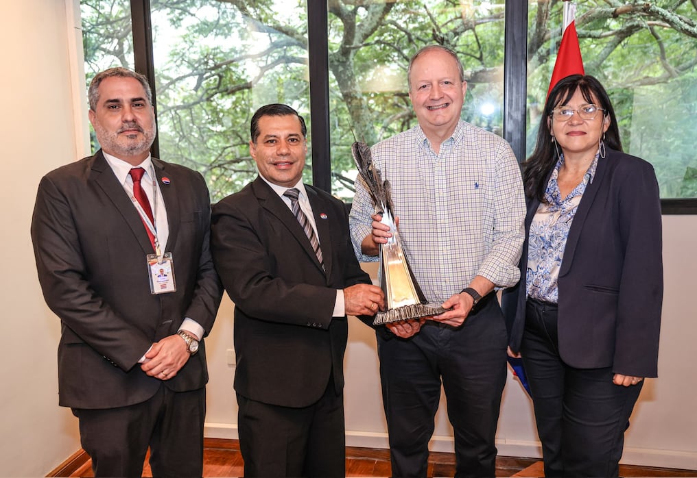 La ANDE entregó un reconocimiento al ministro Carlos Fernández Valdovinos por su apoyo constante a la institución en el fortalecimiento del sistema eléctrico nacional. Foto: Gentileza