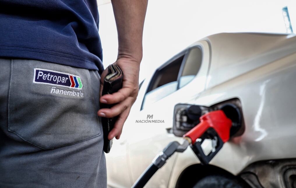 El presidente de la República, Santiago Peña, anunció este lunes una reducción de G. 270 en el precio de todos los combustibles de Petropar. Foto: Archivo