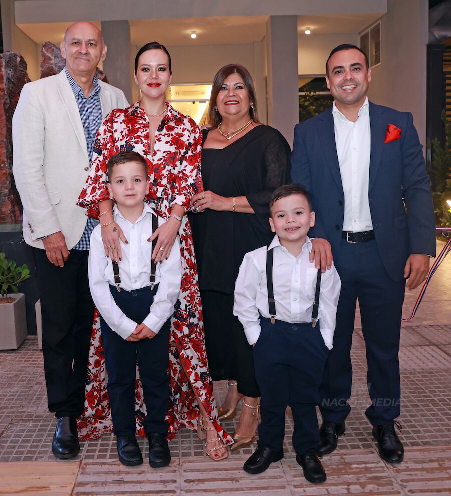 Marcos Paixao, Stephanie Guasti, Estela de Paixao, Carlos Guasti y los pequeos Giacomo y Constantino Guasti