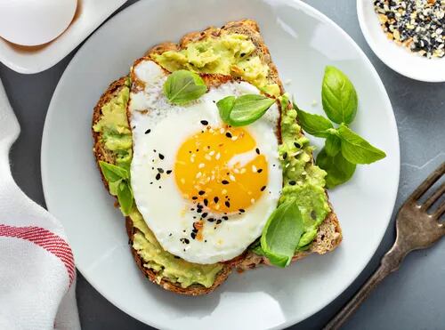 El desayuno ideal consta de proteína y fibra, según investigaciones neurológicas. Foto: Archivo
