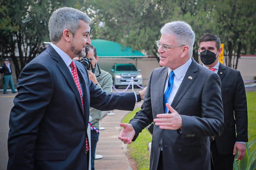 Los informes del exembajador Marc Ostfield exponen su posición a favor del expresidente Mario Abdo Benítez en la persecución política contra Horacio Cartes. Foto: Archivo