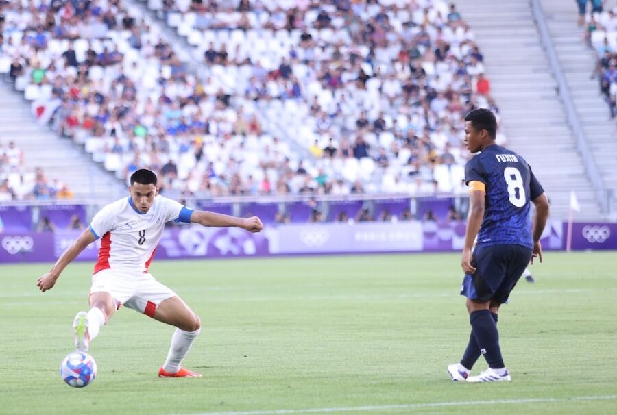 En acción el volante de la Albirroja Diego Gómez (Izq.) durante el partido contra Japón.FOTO: COP