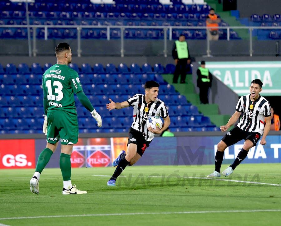 Festeja Rubén Lezcano tras marcar el tanto de penal para el empate transitorio frente a Cerro Porteño.FOTO: JORGE JARA