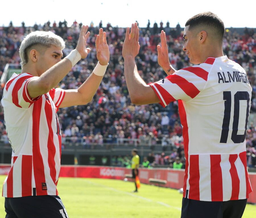 Julio Enciso y Miguel Almirón, dos figuras destacadas de la Albirroja que sueña con volver al Mundial.FOTO:ARCHIVO