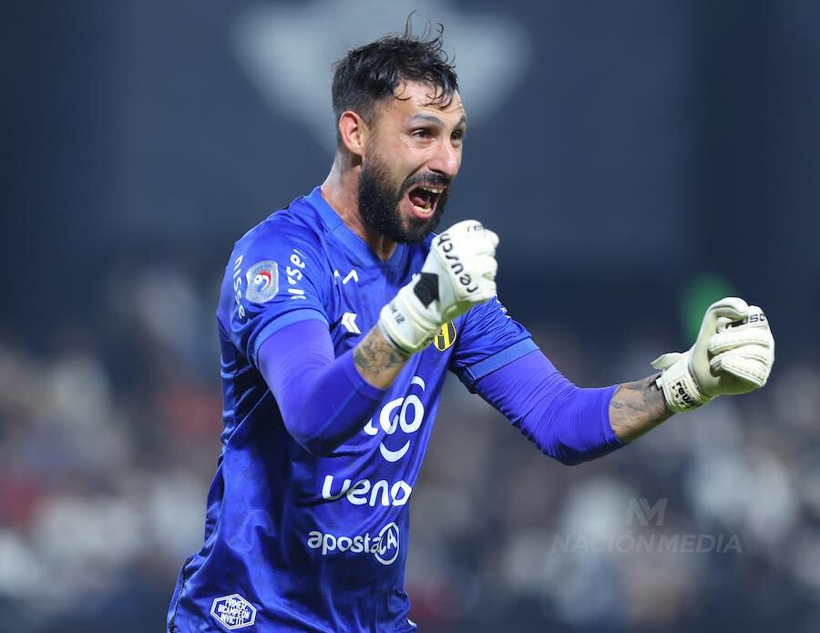 El portero aborigen Martín Rodríguez festeja uno de los goles ante Libertad. Gran momento del guardameta uruguayo.FOTO: MATÍAS AMARILLA