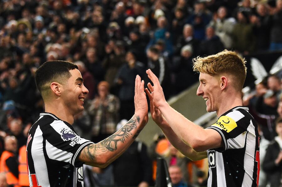 Miguel Almirón y Antony Gordon celebran el cuarto gol de Newcastle.FOTO: APF