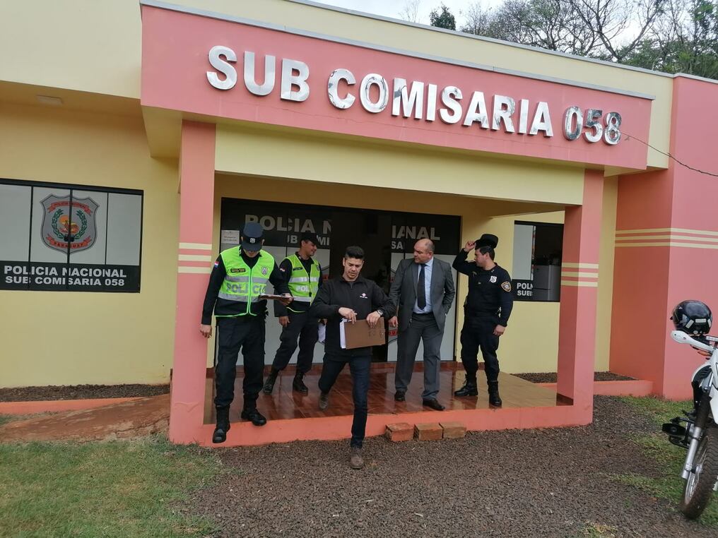 El fiscal Alberto Torres durante la intervención de la sub-comisaría N°. 58 de San Miguel de Santa Rita, en busca de evidencias contra cuatro policías imputados por cohecho pasivo y robo, tras denuncia de comerciantes árabes. Foto: Gentileza