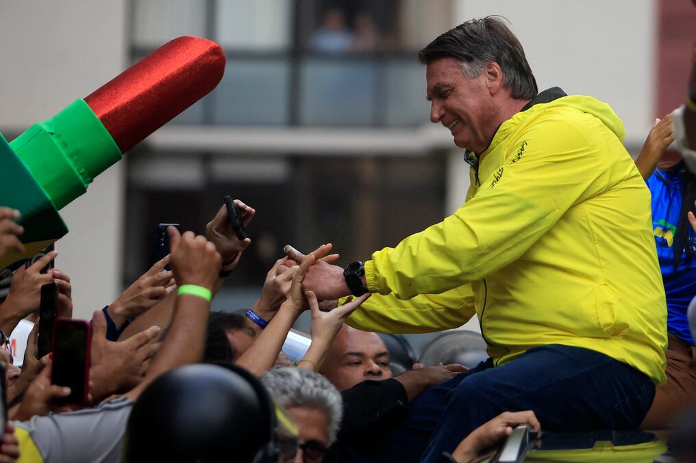 El expresidente salió caminando del centro médico de Natal con una camiseta amarilla y se desvió para saludar a varios simpatizantes. Foto: AFP