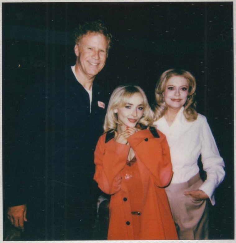 Sabrina Carpenter junto a Will Ferrell y Susan Sarandon. Foto: Instagram - @susansarandon