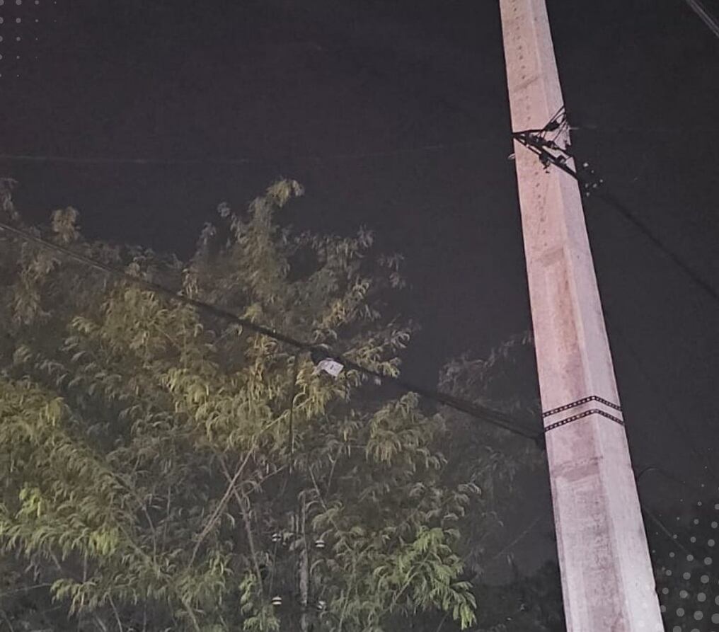 Con el ventarrón el cable se desprendió y cayó por el cercado de la vivienda que no contaba con un medidor de la Ande, según los intervinientes. Foto: Gentileza