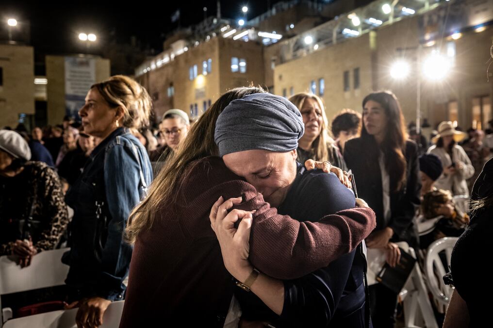 Israel rindió el martes, en silencio y con lágrimas, un homenaje a las víctimas del ataque sin precedentes de Hamás del 7 de octubre. Foto: AFP